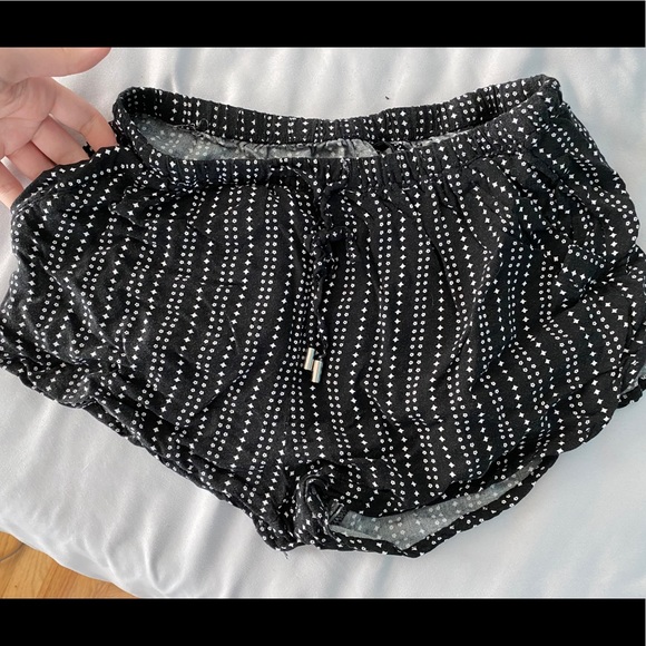 Cozy H&M shorts with pockets - Picture 2 of 2